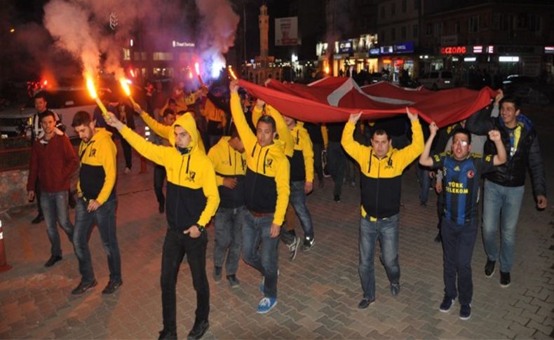 İzmir'de taraftarlar teröre karşı birlik oldu