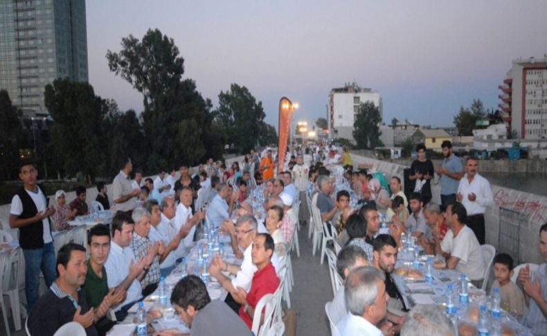 Tarihi Taşköprü’de iftar