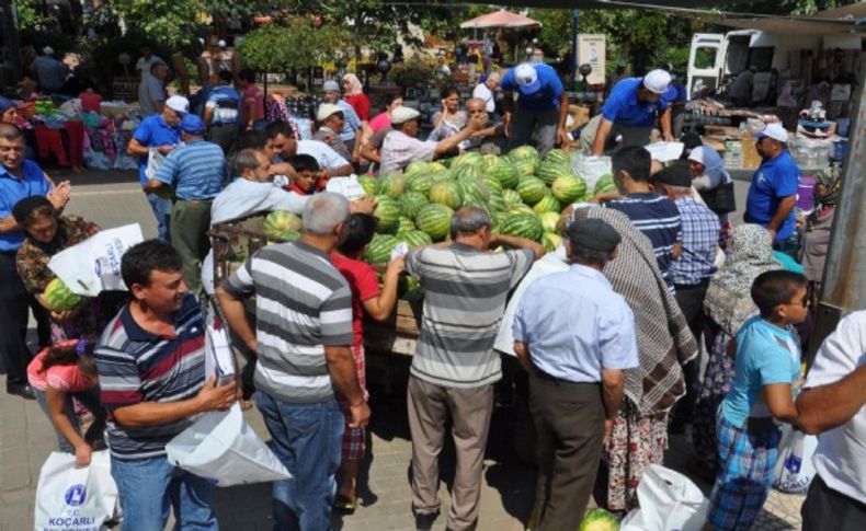 24 ton karpuzu satın alıp, halka ücretsiz dağıttı