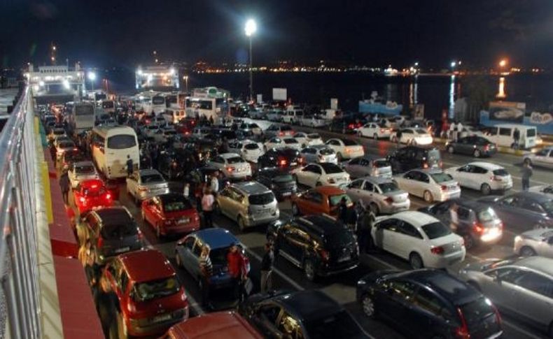 Tatilcilerin Dönüşü Nedeniyle Yalova'daki Feribot Iskelesinde Uzun Araç Kuyruklari Oluştu