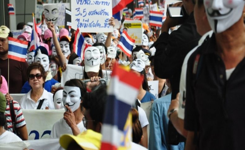 Tayland’da hükümet karşıtı beyaz maskeli yürüyüş