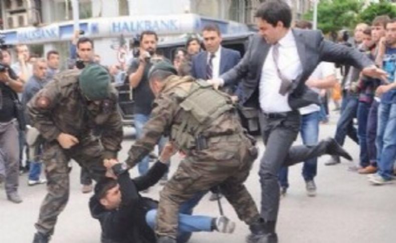 Tekme attığı dizi incinmiş