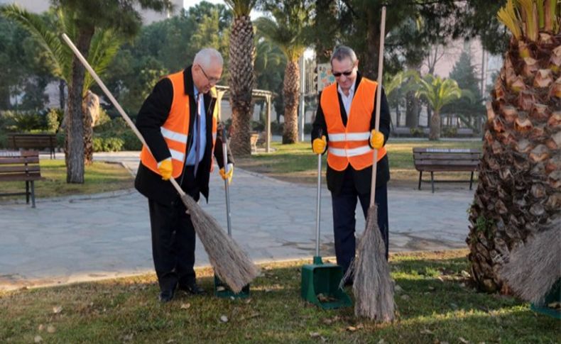 Karabağlar'da farkındalık yaratmak için başkanlar çöp topladı