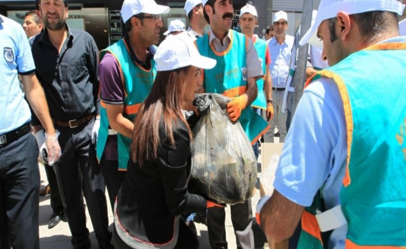 Temizlik işçileri çalışmayınca milletvekili ve belediye başkanı çöp topladı