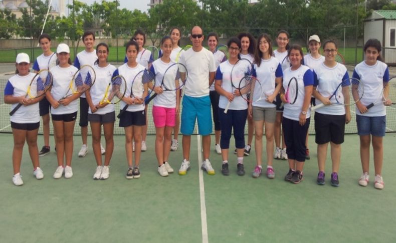 Tenis yaz spor okuluna 300 kişi katılıyor