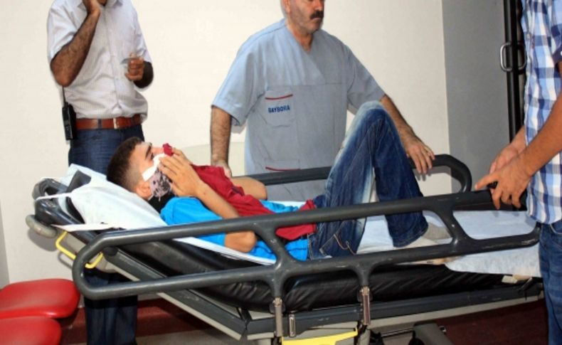 Terör örgütü yandaşlarının attığı bomba sokaktan geçen genci yaraladı