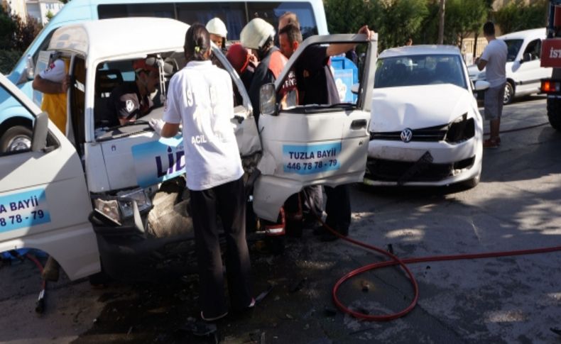 Ters yönde giden kamyonet otomobile çarptı: 2 yaralı (Özel)