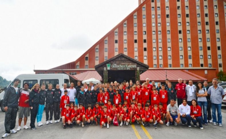 TFF-Ülker Futbol Köyü öğrencilerinden, Kadın Milli Takımı'na ziyaret