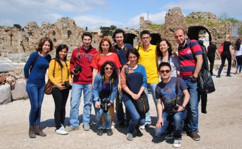 Tıplı öğrenciler, Side Antik Kent'i fotoğrafladı