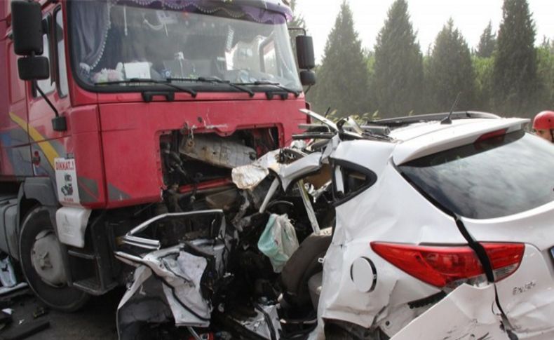 TIR karşı şeride geçti 3 aracı biçti: 2 ölü