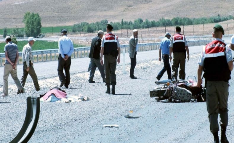 TIR’ın çarptığı motosikletli hayatını kaybetti