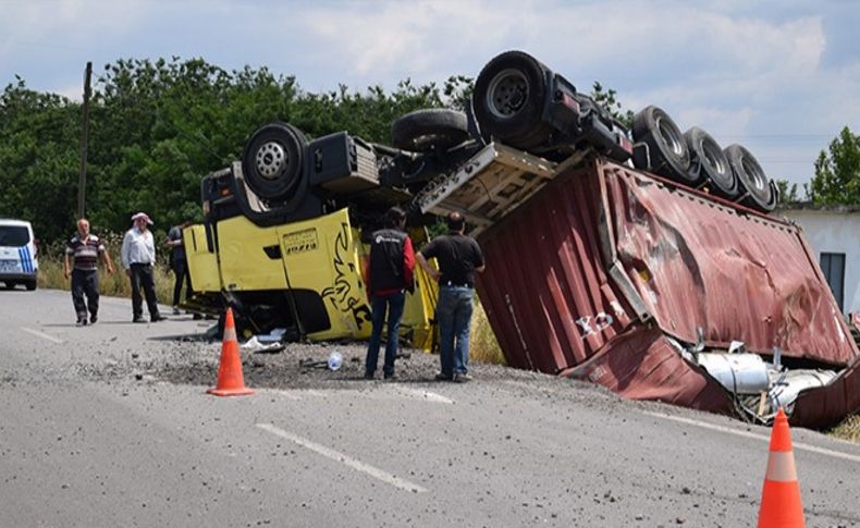 Aliağa'da TIR devrildi: 3 yaralı