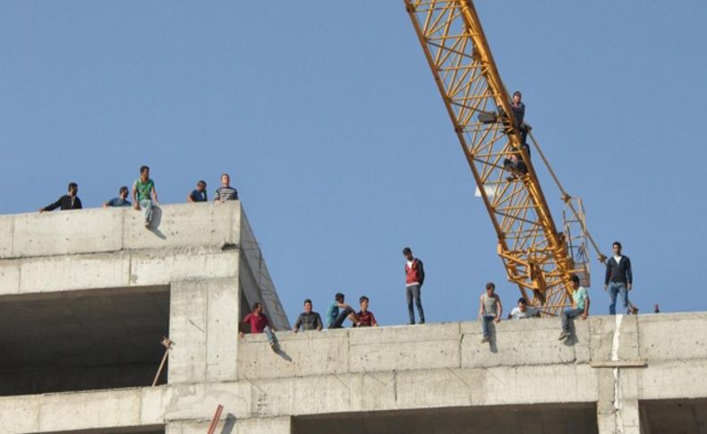 Torbalı Devlet Hastanesi'nin inşaatında çalışan işçilerden toplu intihar eylemi