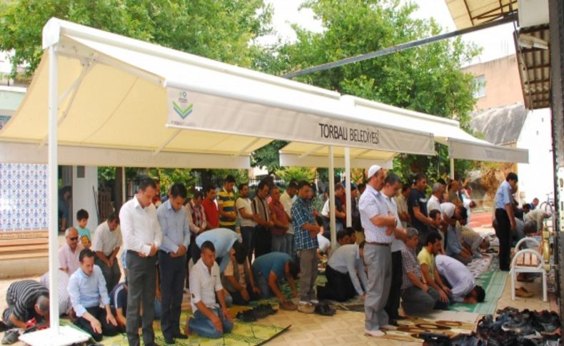 Torbalı Belediyesi'nden cemaate gölgelik jesti