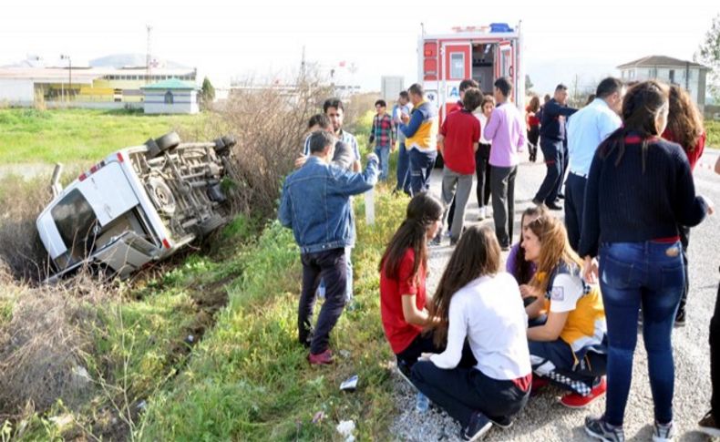 Torbalı'da öğrenci servisi devrildi: 13 yaralı