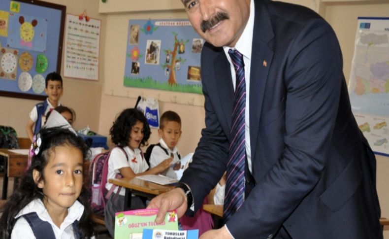 Toroslar Belediye Başkanı Tuna'dan öğrencilere trafik eğitimi kitabı