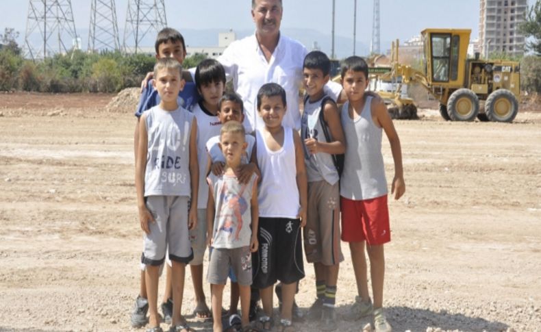 Toroslar Belediyesi Akbelen Mahallesi'ne yeni semt sahası yapıyor
