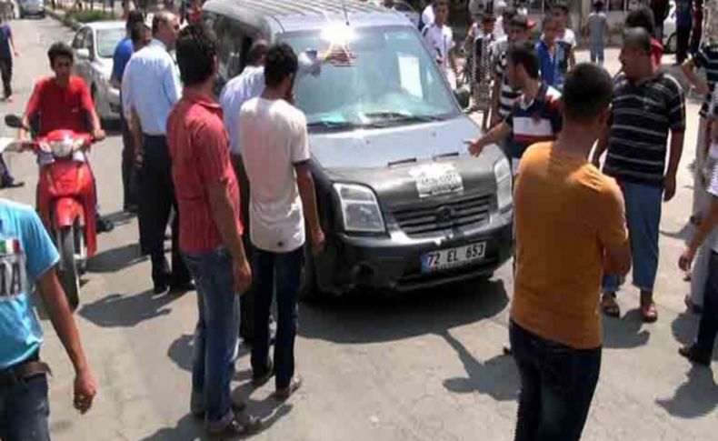 Tozdan bıkan vatandaşlar yolu trafiğe kapattı