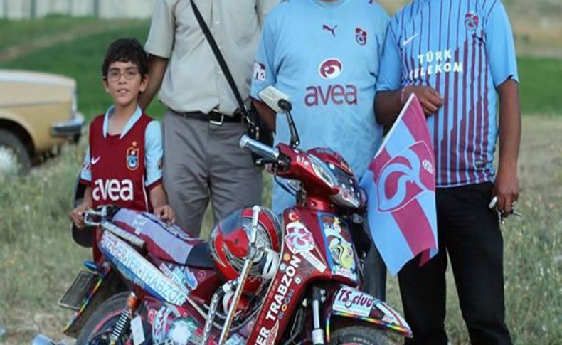 Trabzonspor'un kamp yaptığı Davraz'a bordo-mavili motosikletiyle çıkıyor