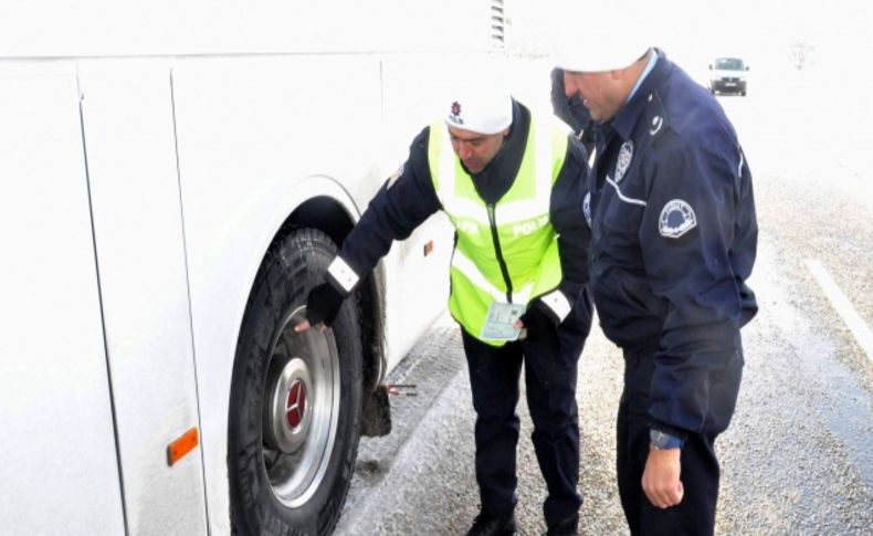 Trafik ekipleri kar lastiği denetimlerini artırdı