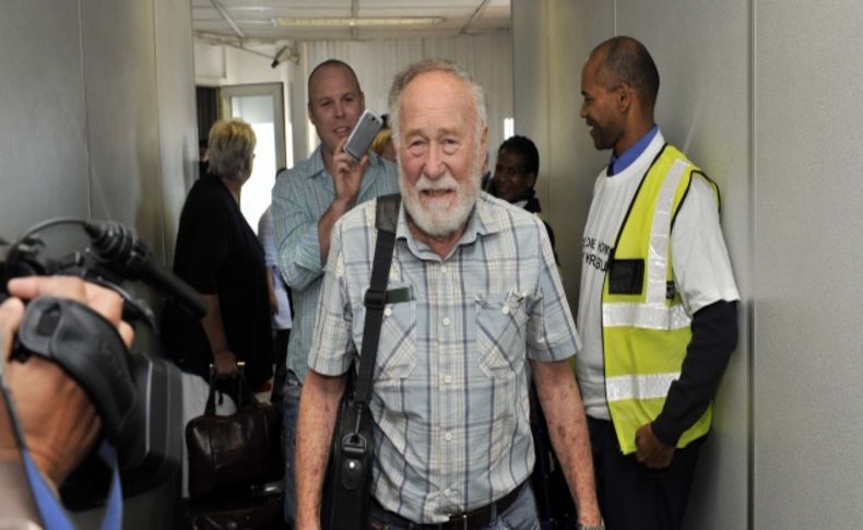 Transit geçerken 9 ay hapsedilen Güney Afrikalı doktor, evine döndü