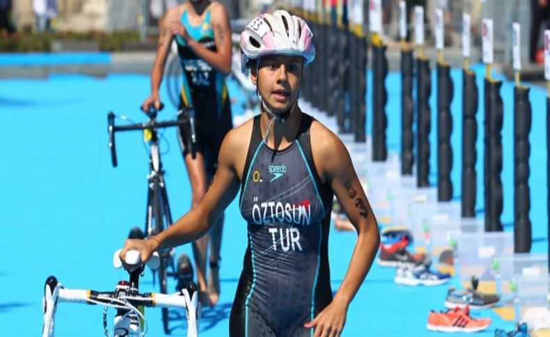 Triatlon genç bayanlarda İpek Öztosun, gümüş madalya kazandı