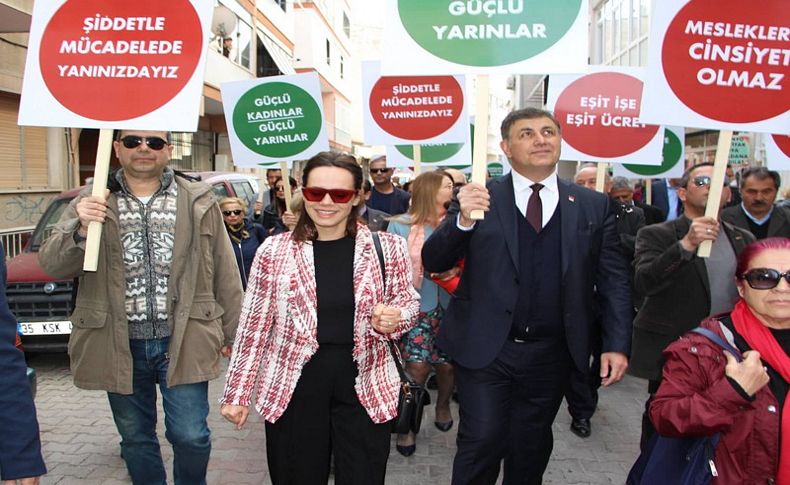 Tugay: Kadın haklarına sahip çıkmak en çok Karşıyakalılara yakışır