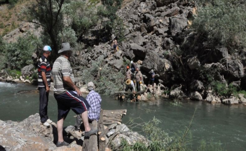 Tunceli'de köylüler kendi imkanları ile yaptıkları köprüye 'barış' adını verdi