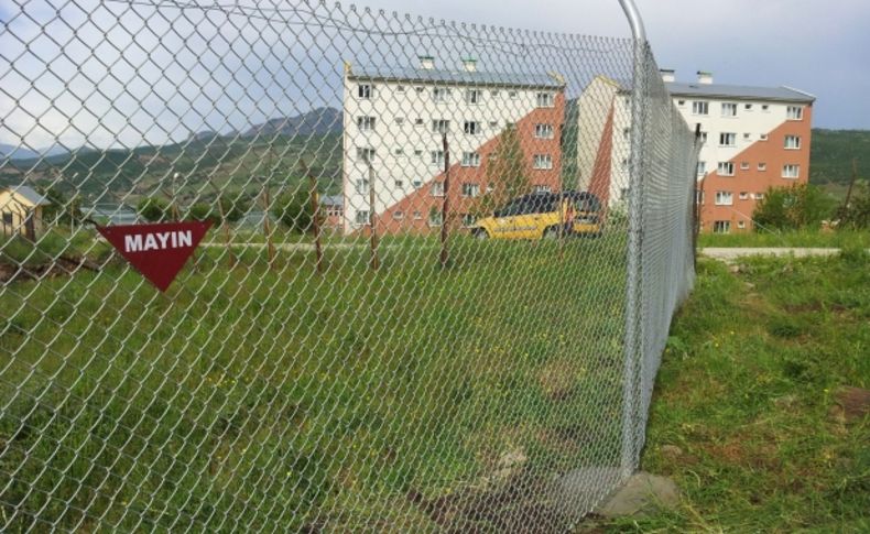 Tunceli'de mayınlı alana güvenlik çalışması kapsamında tel örgü çekildi