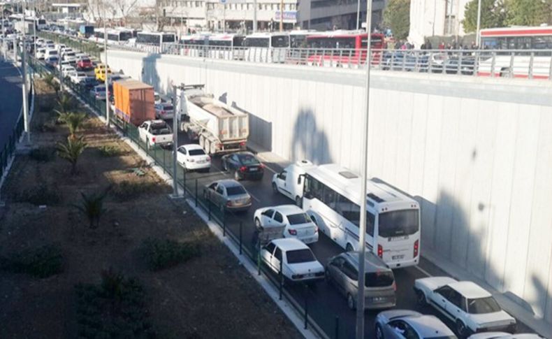 Konak'ta trafik çilesi ikiye katlandı