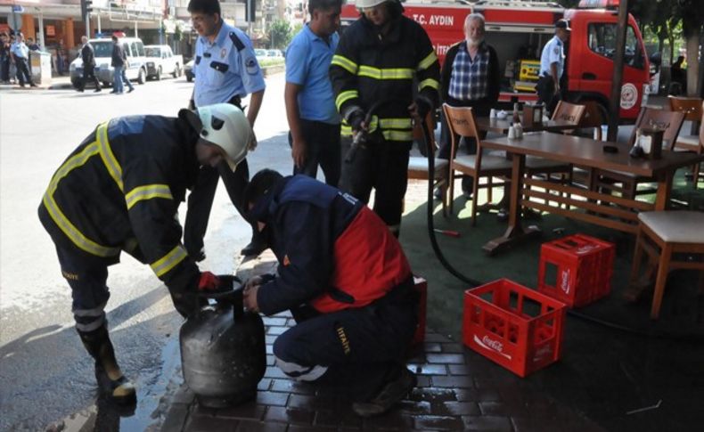 Çakmakla kontrol edilen tüp alev aldı