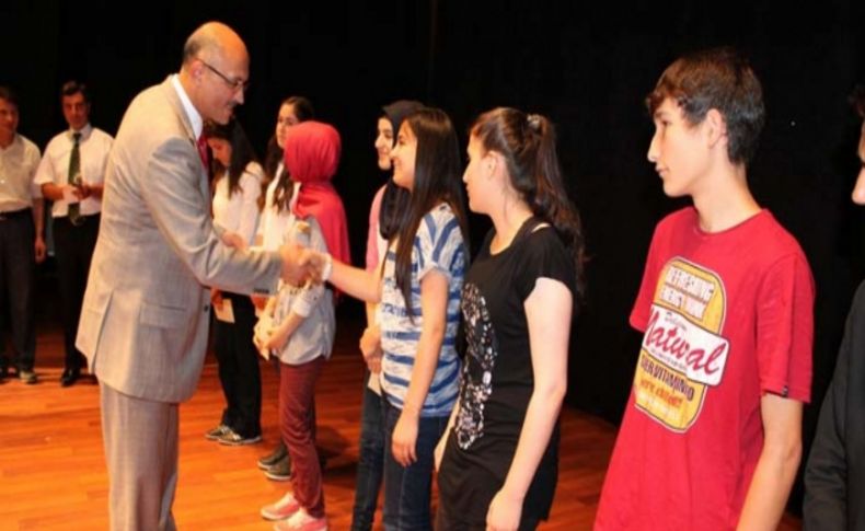 Turhal'da takdir alan 698 lise son sınıf öğrencisine 100 lira nakit para ödülü