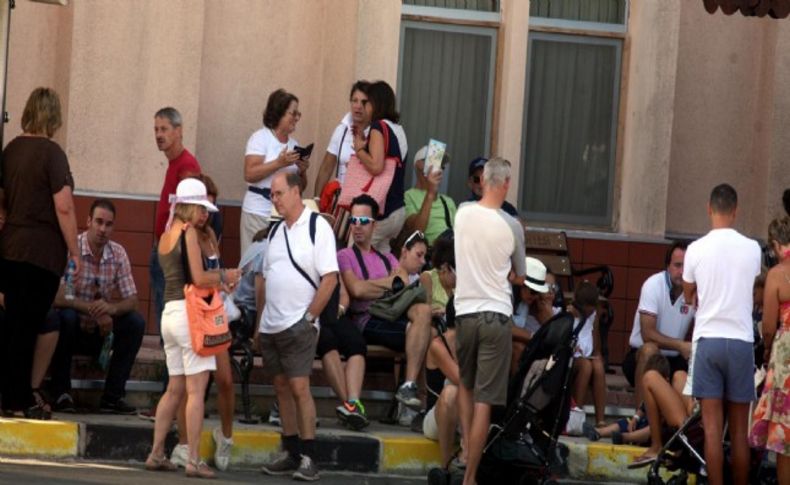 Turistler sıcak havada İzmir'i gezdi