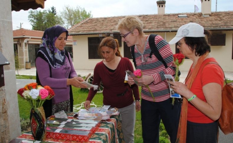 Turistlere Güllerin Efendisi (sas) adına örme gül hediye ediliyor