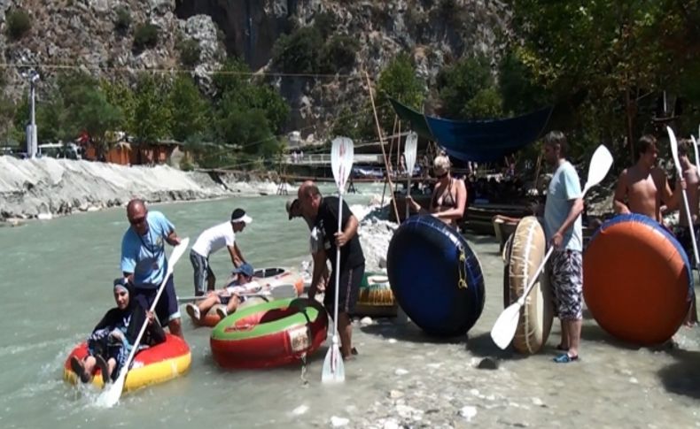 Turistlerin yeni eğlencesi rafting ve çamur banyosu oldu