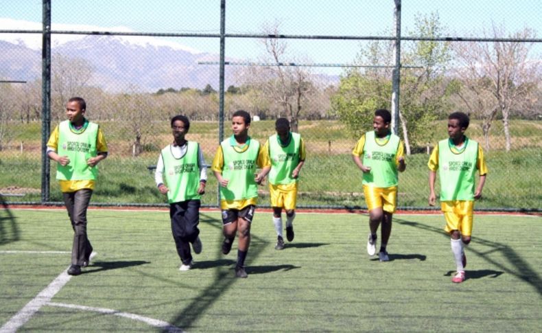 Türk okulun futbol takımının tamamı Somalili gençlerden oluşuyor