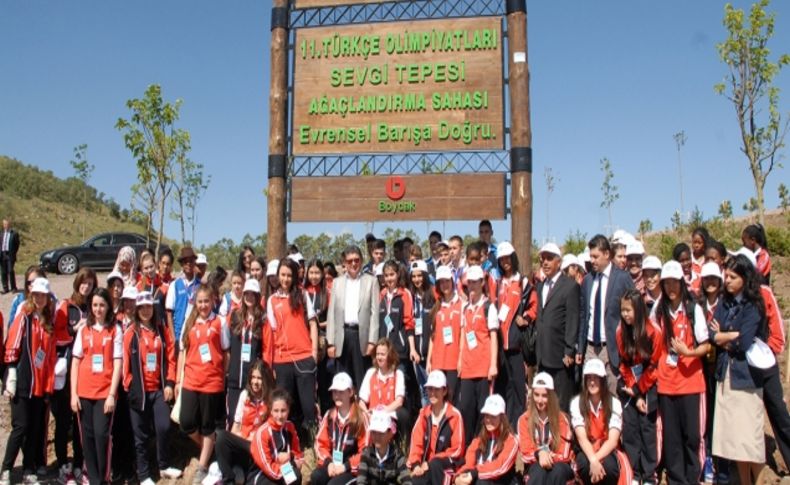 Türkçe çocukları Sevgi Tepesi'ne fidan dikti