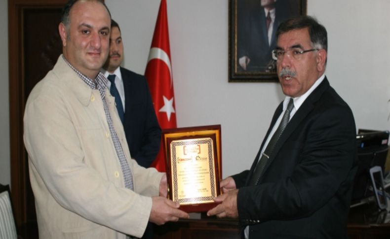 Türkçe Olimpiyatı Komitesi'nden Düzce protokolüne teşekkür plaketi