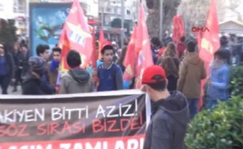 Turnikelerden atlayıp, ulaşım zammını protesto ettiler