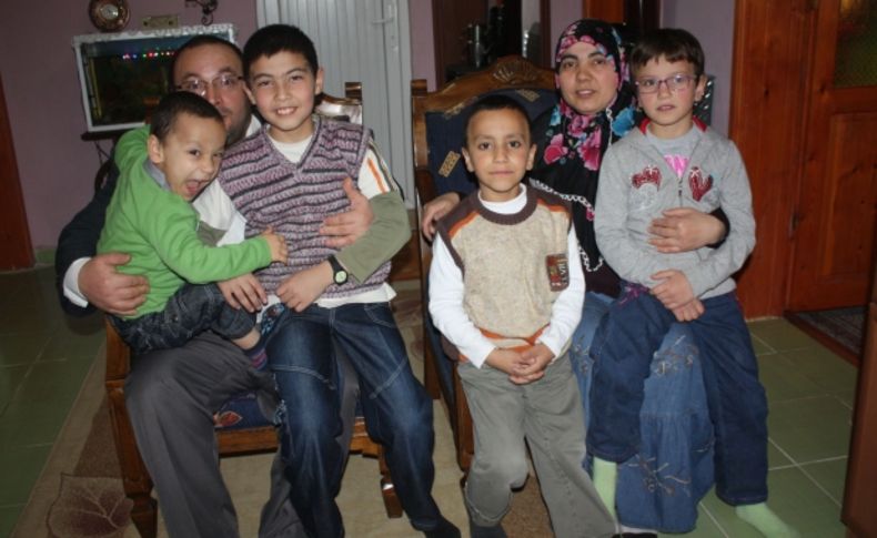 Üç çocuğu olan aile yetiştirme yurdundan aldığı üç kardeşe de koruyucu aile oldu