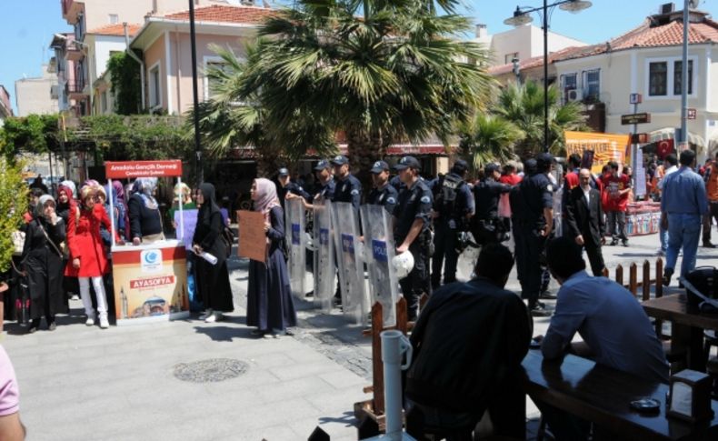 Üç grup aynı yerde imza standı açınca gerginlik yaşandı