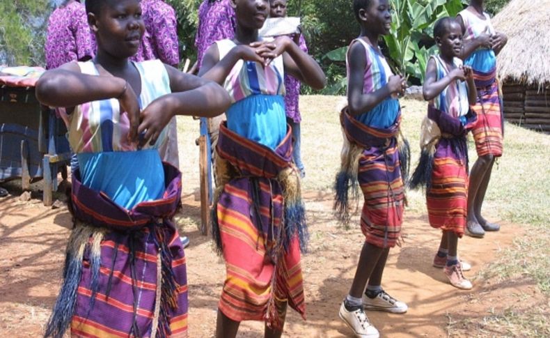 Ugandalı yerel müzik grubundan renkli şovlar (Özel)