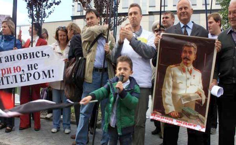 Ukraynalı komünistler, ABD elçiliği önünde Esed’e destek eylemi yaptı