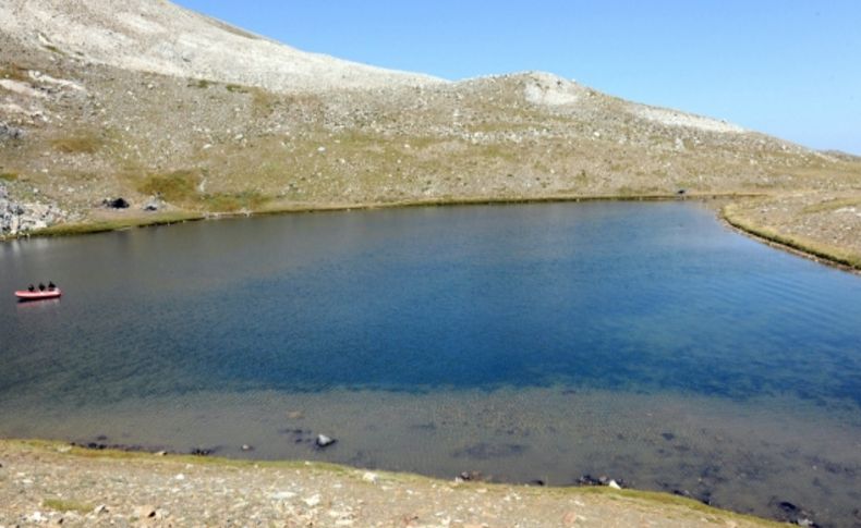 Uludağ’ın göllerinden 300 kilo çöp toplandı