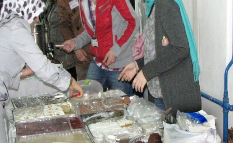 Ulus Dost Eller Derneği öğrenciler için kermes düzenledi