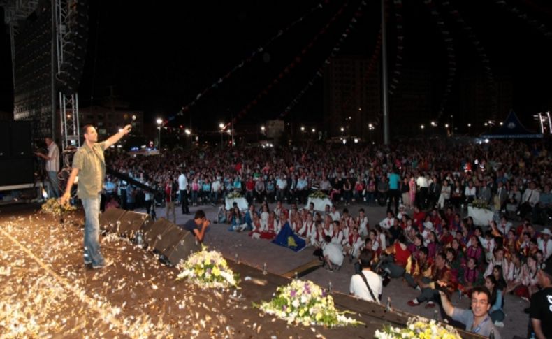 Uluslararası folklor festivalinin ilk gününde Rafet El Roman sahne aldı