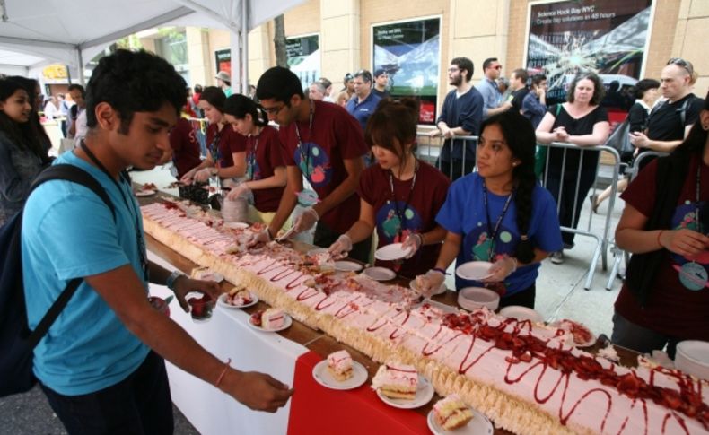 Üniversite öğrencileri New York'un en uzun çilek pastasını yaptı