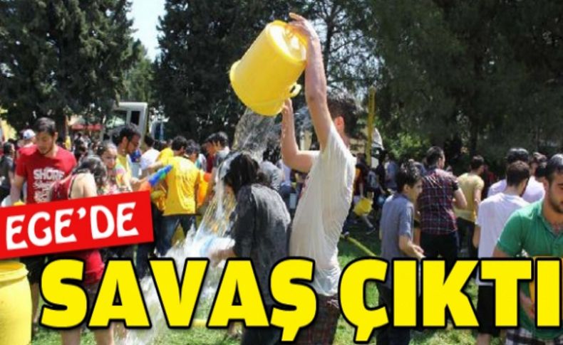 Üniversitede su savaşı eğlencesi