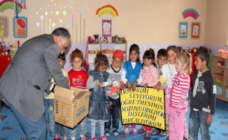 Üniversiteliler minik öğrencilere diş fırçası dağıttı