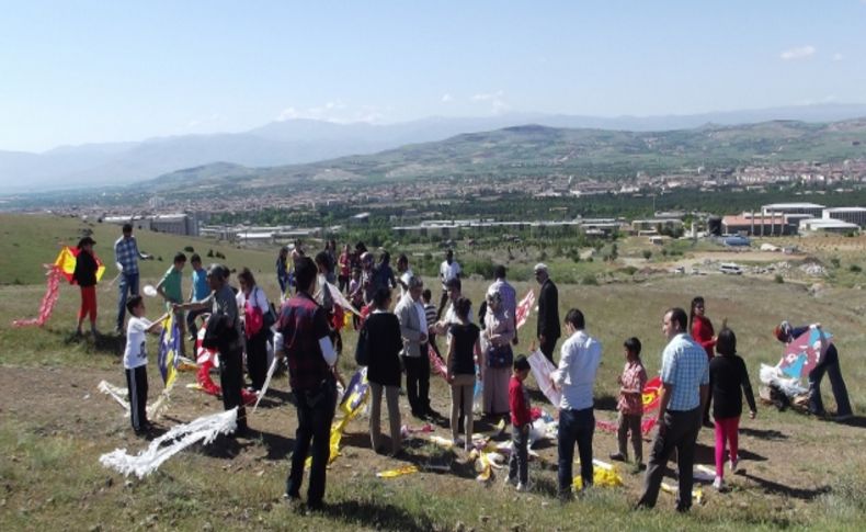 Üniversitelilerle minikler el ele verip uçurtmaları gökyüzü ile buluşturdu